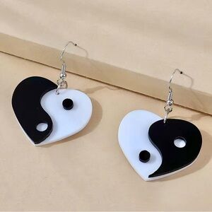 (NEW) Ying Yang Heart Earrings Dangle Earrings Fishhook Earrings Black/White